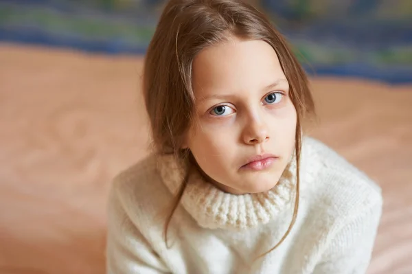Porträtt av en ledsen liten flicka, grunt dof — Stockfoto