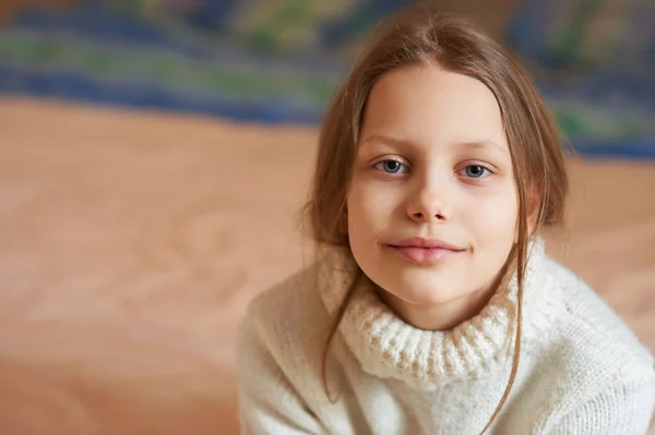 Портрет маленької дівчинки, неглибокий DOF — стокове фото