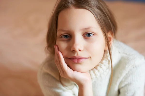 Портрет маленької дівчинки, неглибокий DOF — стокове фото