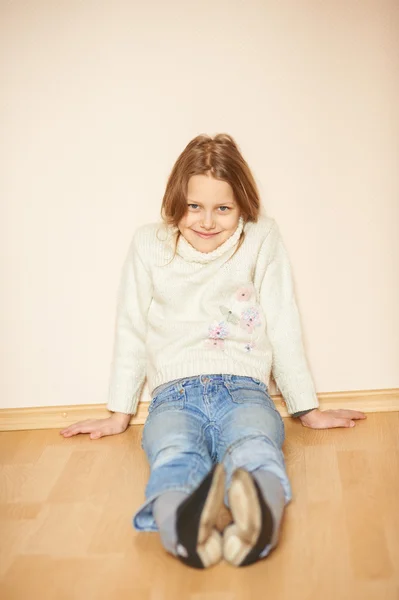 Portrett av en smilende liten jente, innendørs – stockfoto
