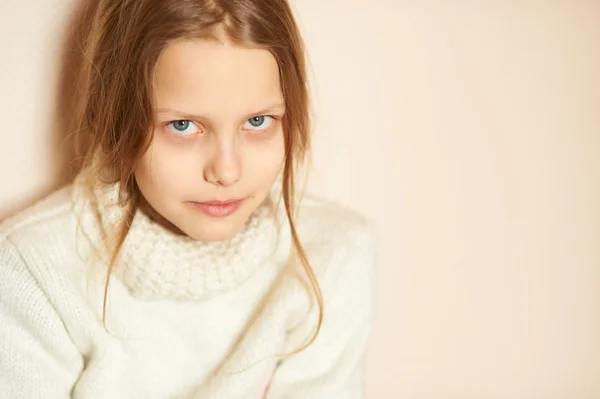 Портрет сумної маленької дівчинки, неглибокий DOF — стокове фото
