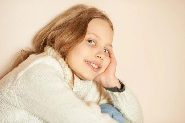 Porträt eines kleinen Mädchens, flach dof — Stockfoto