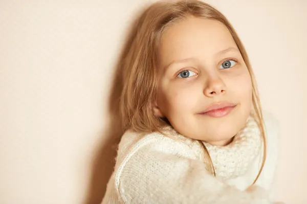 Küçük bir kızken, sığ dof portresi — Stok fotoğraf