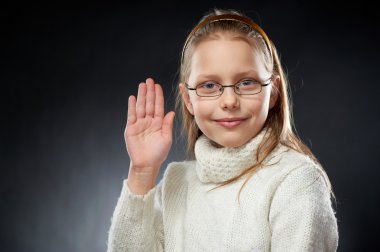 gözlük, neşeli küçük bir kız portresi
