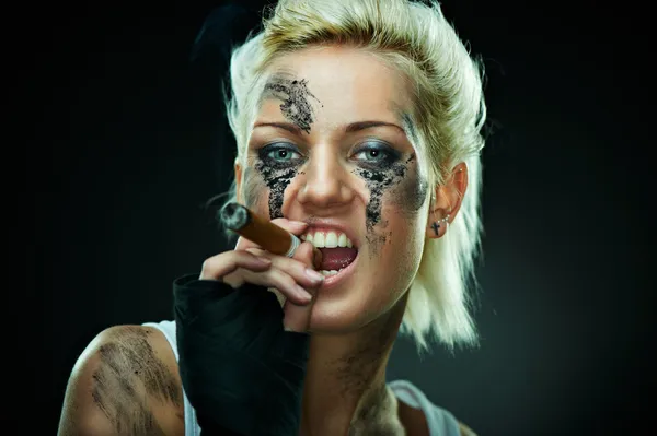 Портрет крупным планом красивой молодой панк-женщины — стоковое фото