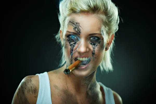 Hermosa joven caucásica mujer con cigarro en la boca — Foto de Stock