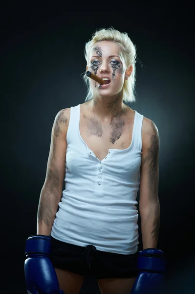 Punk meisje met vuile gezicht, bokshandschoenen en sigaar — Stockfoto