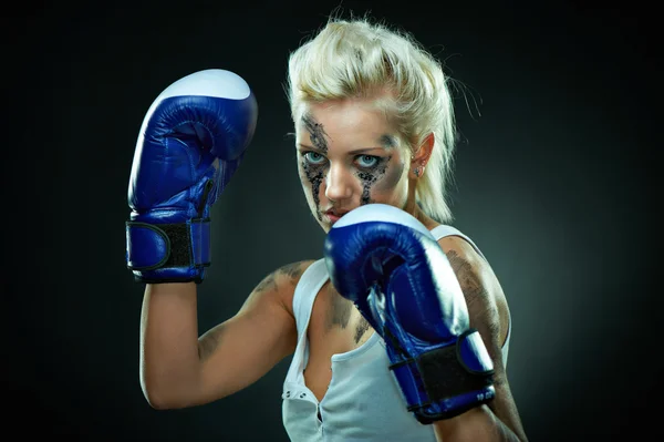 Красивая агрессивная боксерша — стоковое фото
