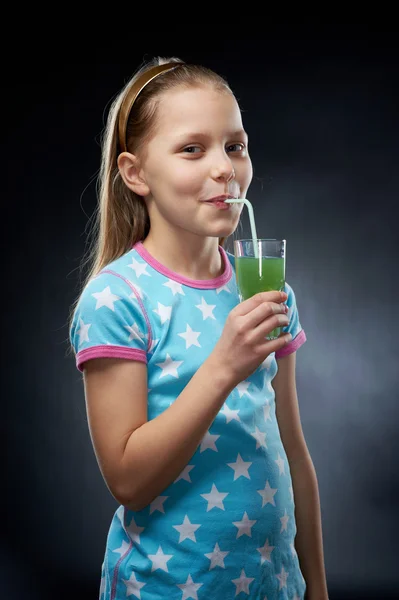 小女孩喝果汁，工作室射击 — 图库照片