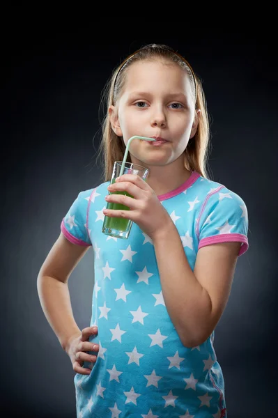Lilla flickan dricka saft, studio skott — Stockfoto