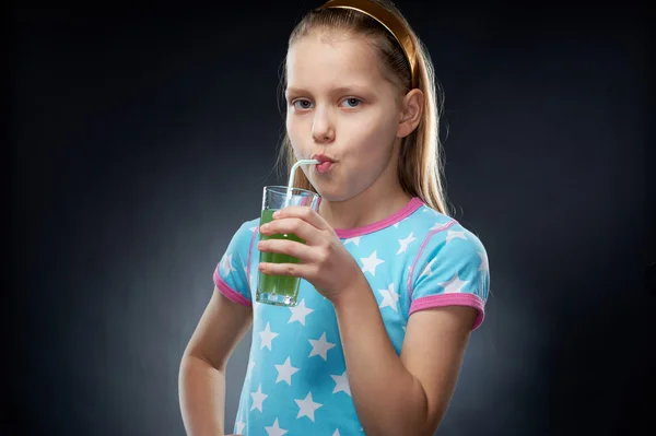 小女孩喝果汁，工作室射击 — 图库照片