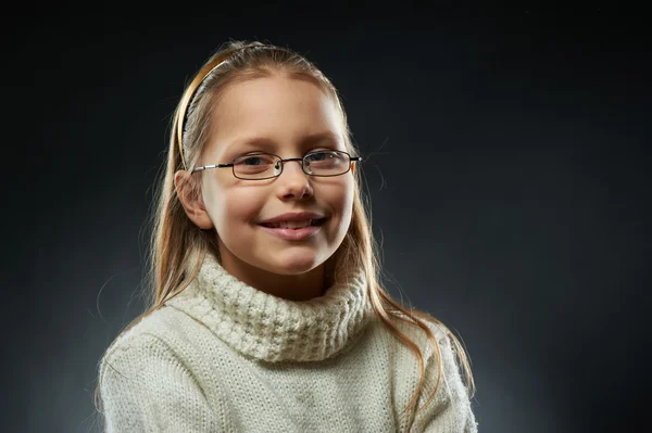 性格开朗的小女孩在眼镜中的肖像 — 图库照片