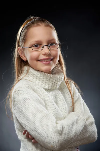 Gözlük, neşeli küçük bir kız portresi — Stok fotoğraf