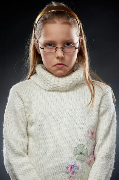Porträtt av en missnöjd liten flicka i glasögon — Stockfoto