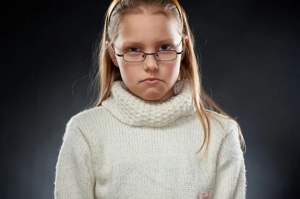 Porträt eines unzufriedenen kleinen Mädchens mit Brille — Stockfoto