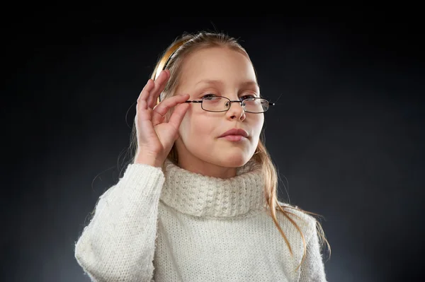 Porträtt av en glad liten flicka i glasögon — Stockfoto
