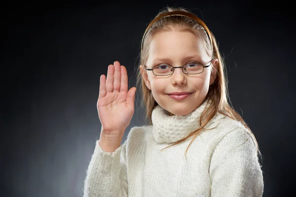 Πορτρέτο του ένα χαρούμενο κοριτσάκι σε γυαλιά — Φωτογραφία Αρχείου