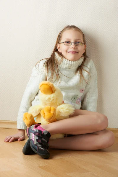 Porträt eines kleinen Mädchens mit Brille und Spielzeug — Stockfoto