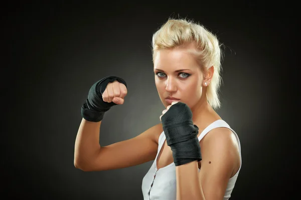 Vackra boxare tjej med svart bandage på händerna — Stockfoto