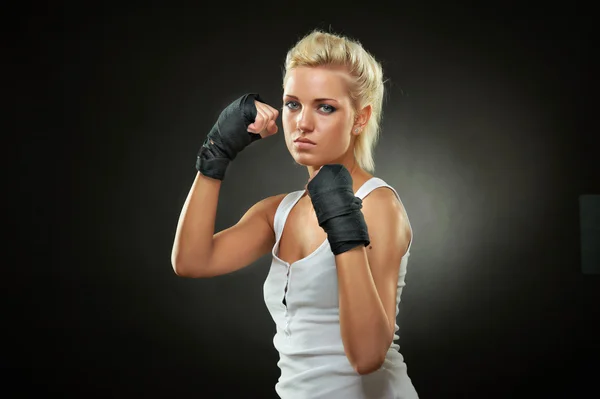 Szép boxer lány fekete kötést a kezek — Stock Fotó