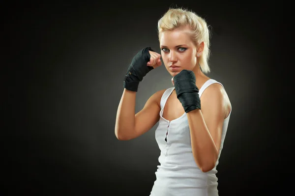 Hermosa chica boxeadora con vendaje negro en las manos — Foto de Stock