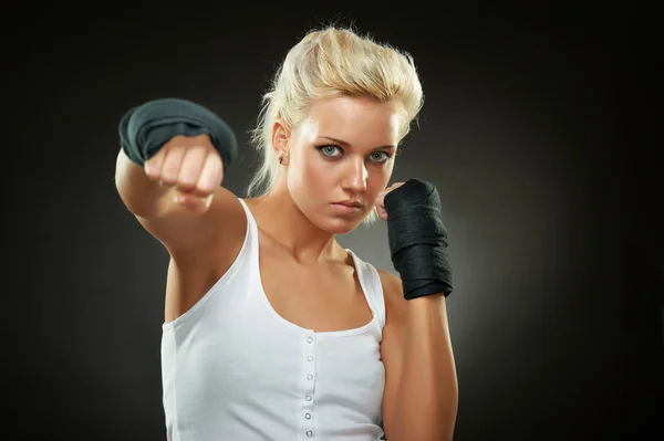 Hermosa chica boxeadora con vendaje negro en las manos —  Fotos de Stock