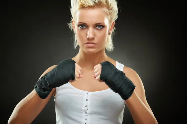 Hermosa chica boxeadora con vendaje negro en las manos —  Fotos de Stock