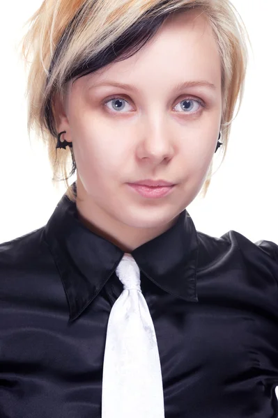 一名穿黑色衬衫的年轻女子的肖像 — 图库照片