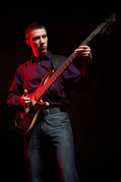 Portrét hudebníka s basová kytara — Stock fotografie
