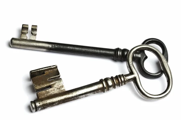 Dwa stare klucze na białym tle — Zdjęcie stockowe