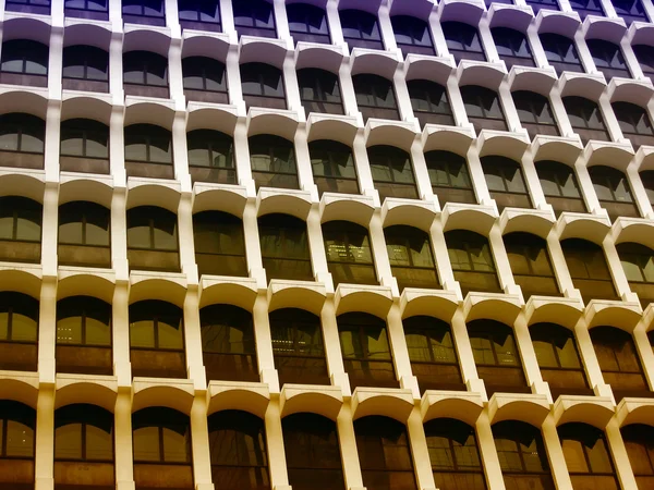 Tło windows wieżowiec w Hongkongu — Zdjęcie stockowe