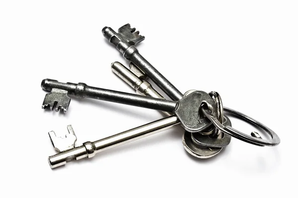Um monte de chaves velhas isoladas em branco — Fotografia de Stock