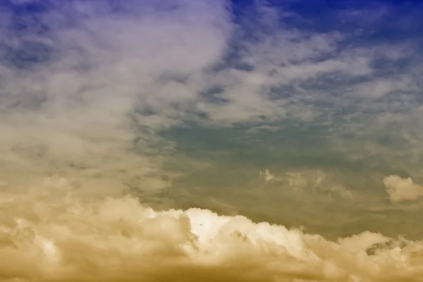 Πολύχρωμο ουρανό και άσπρα σύννεφα — Φωτογραφία Αρχείου