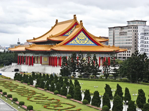 Vista de edifícios chineses tradicionais e jardim — Fotografia de Stock
