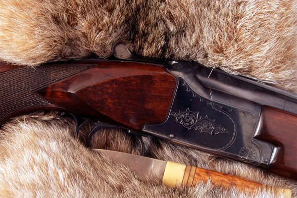Pistola de caça e uma faca — Fotografia de Stock