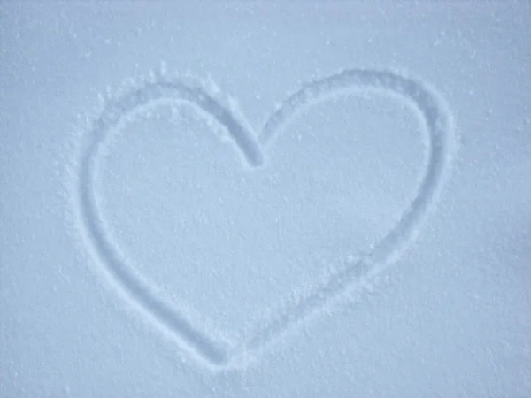 雪背景与心的形状 — 图库照片