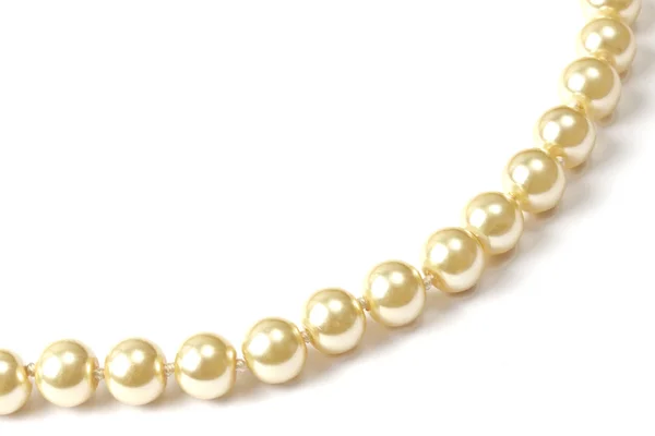 Belle chaîne de perles isolées sur blanc — Photo