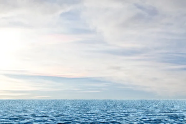 Bewölkter Himmel und ruhiger Ozean — Stockfoto