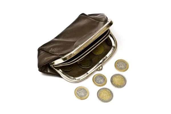白い背景で隔離の古い財布とユーロ硬貨 — ストック写真