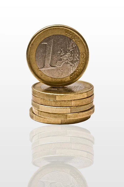 Moedas Euros Reflexão Isolada Sobre Fundo Branco — Fotografia de Stock