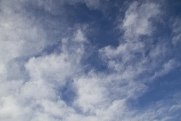 Błękitne Niebo Białe Zachmurzony — Zdjęcie stockowe