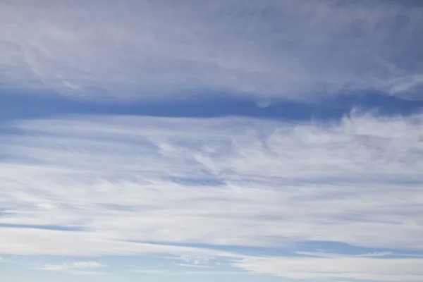 Schöner blauer Himmel und weiße Wolken — Stockfoto
