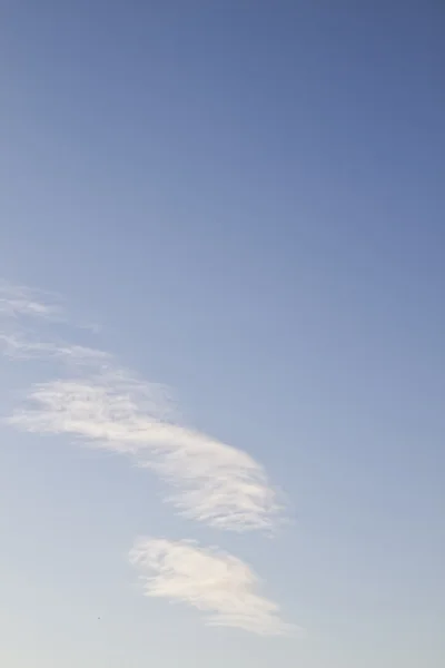 Błękitne niebo i białe chmury — Zdjęcie stockowe