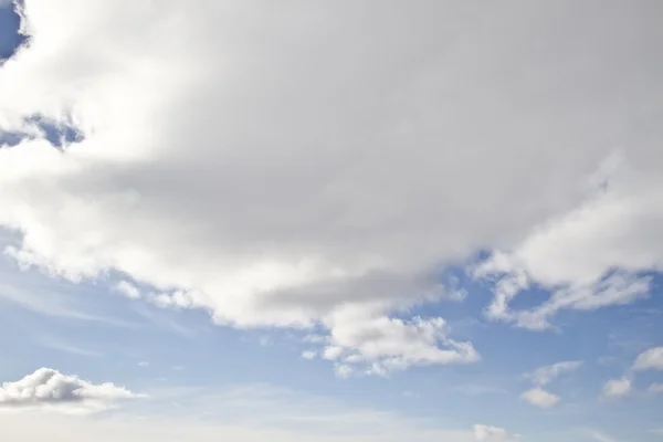 Όμορφος μπλε ουρανός και λευκά σύννεφα — Φωτογραφία Αρχείου