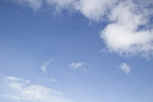 Prachtige blauwe lucht en witte wolken — Stockfoto