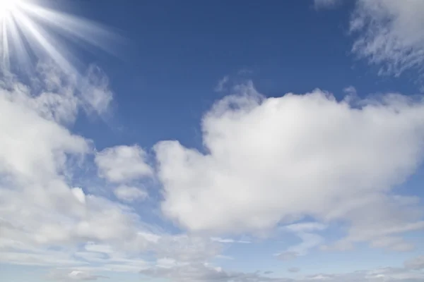 Prachtige blauwe lucht en witte wolken — Stockfoto