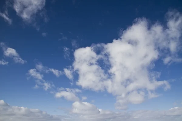 Prachtige blauwe lucht en witte wolken — Stockfoto