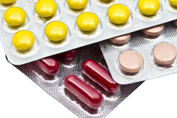 Kleurrijke pillen close-up op witte achtergrond — Stockfoto