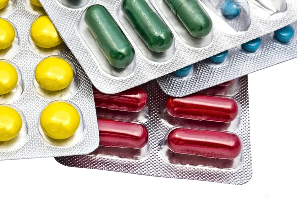 Pillole colorate primo piano su sfondo bianco — Foto Stock