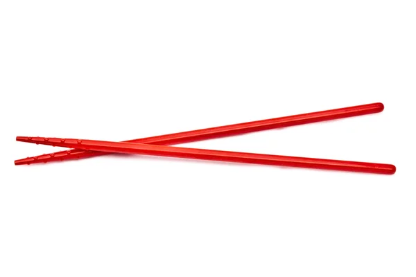 Красные палочки для еды на белом фоне — стоковое фото